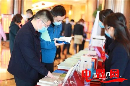 白天认真履职,晚上读书“充电” 长沙图书馆流动图书车首进人大驻地 白天认真履职,晚上读书“充电” 长沙图书馆流动图书车首进人大驻地