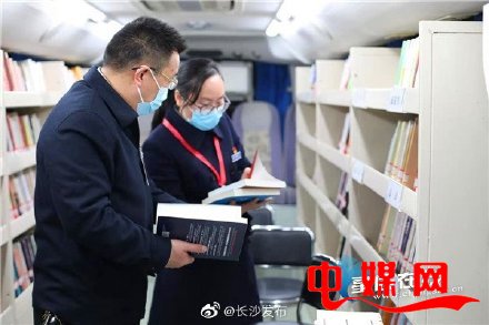 白天认真履职,晚上读书“充电” 长沙图书馆流动图书车首进人大驻地 白天认真履职,晚上读书“充电” 长沙图书馆流动图书车首进人大驻地