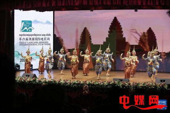 这是12月18日在柬埔寨首都金边拍摄的第六届澜湄国际电影周开幕式。新华社发(批隆摄)