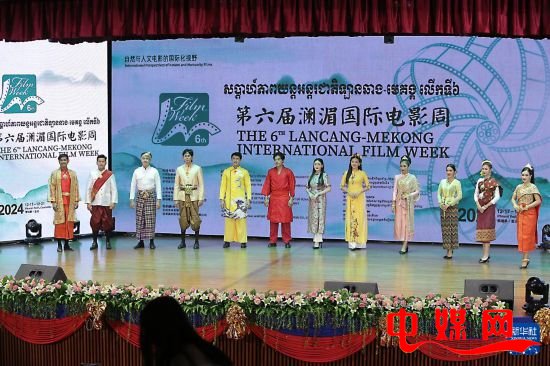 这是12月18日在柬埔寨首都金边拍摄的第六届澜湄国际电影周开幕式。新华社发(批隆摄)